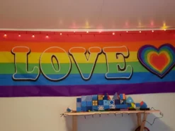 Banderoll Love Regnbågsfärgad