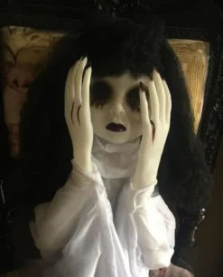 Hängande Spökflicka med Lysande Ögon Animerad Prop
