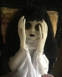 Hängande Spökflicka med Lysande Ögon Animerad Prop