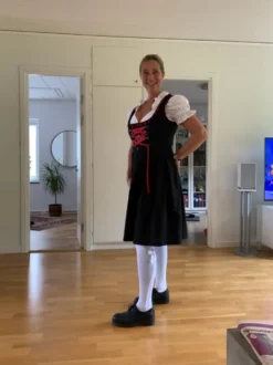 Oktoberfest Dirndl Svart/Röd Maskeraddräkt