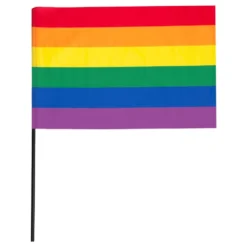 Prideflaggor på Pinne