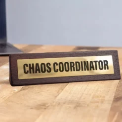 Skrivsbordsskylt Chaos Coordinator