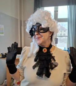 Svart Halskrås i Spets