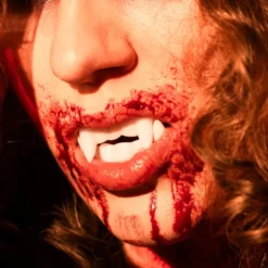 Vampyrtänder Vita i Plast